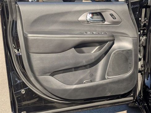 New 2026 Chrysler Pacifica Select image 10