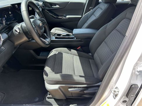 Used 2025 Chevrolet Equinox LT w/ Safety and Technology Package FWD image 10
