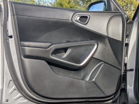 Used 2023 Kia Soul LX w/ LX Technology Package image 11