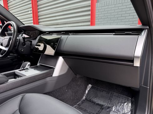 Used 2024 Land Rover Range Rover Long Wheelbase Autobiography image 21