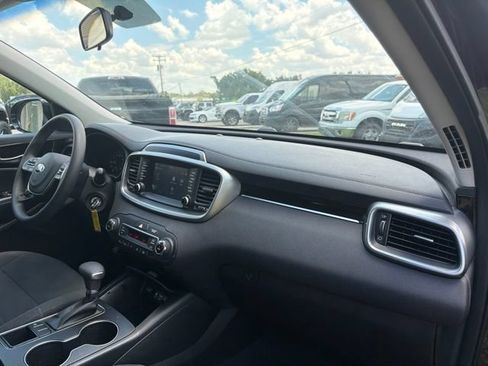 Used 2019 Kia Sorento FWD V6 image 12