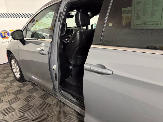 Used 2025 Chrysler Pacifica Select FWD image 11