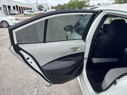 Used 2020 Toyota Corolla LE image 9