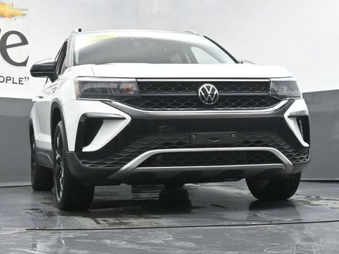 Used 2023 Volkswagen Taos SE w/ Panoramic Sunroof Package FWD image 3