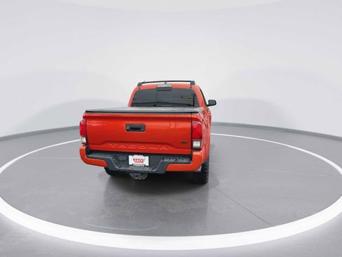 Used 2018 Toyota Tacoma TRD Sport image 7
