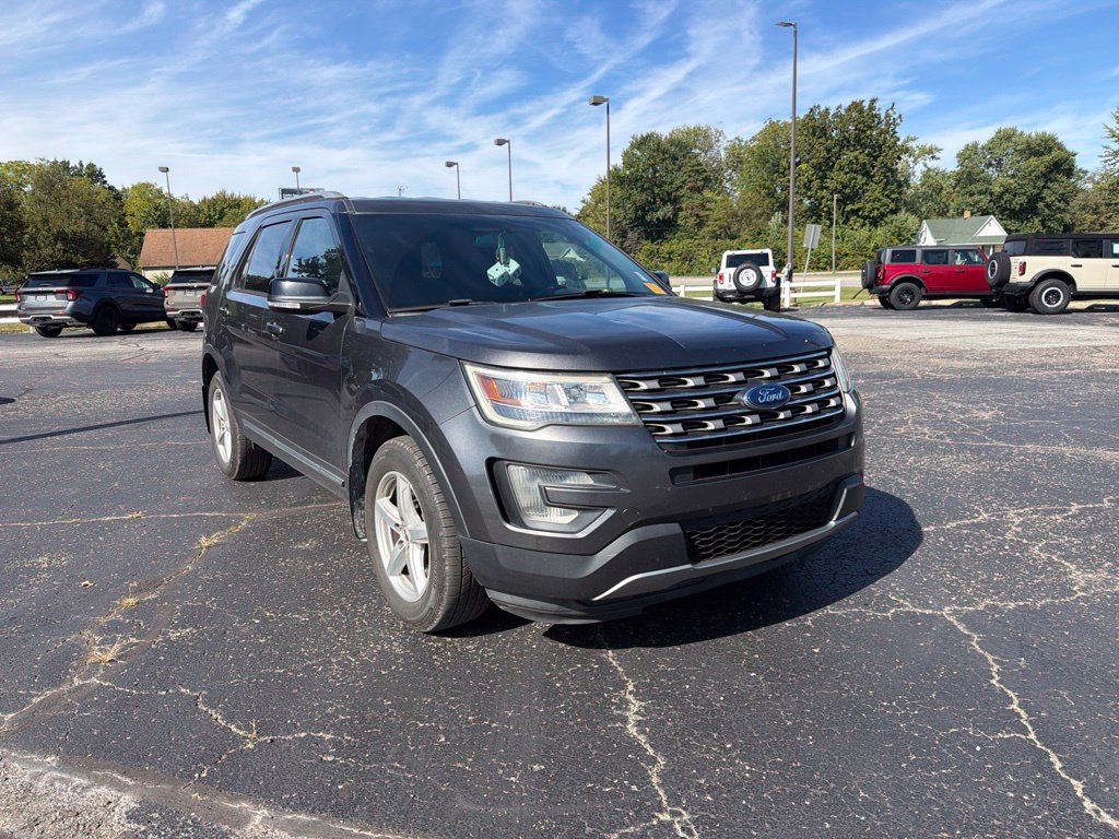 Used 2017 Ford Explorer XLT AWD/4WD image 7