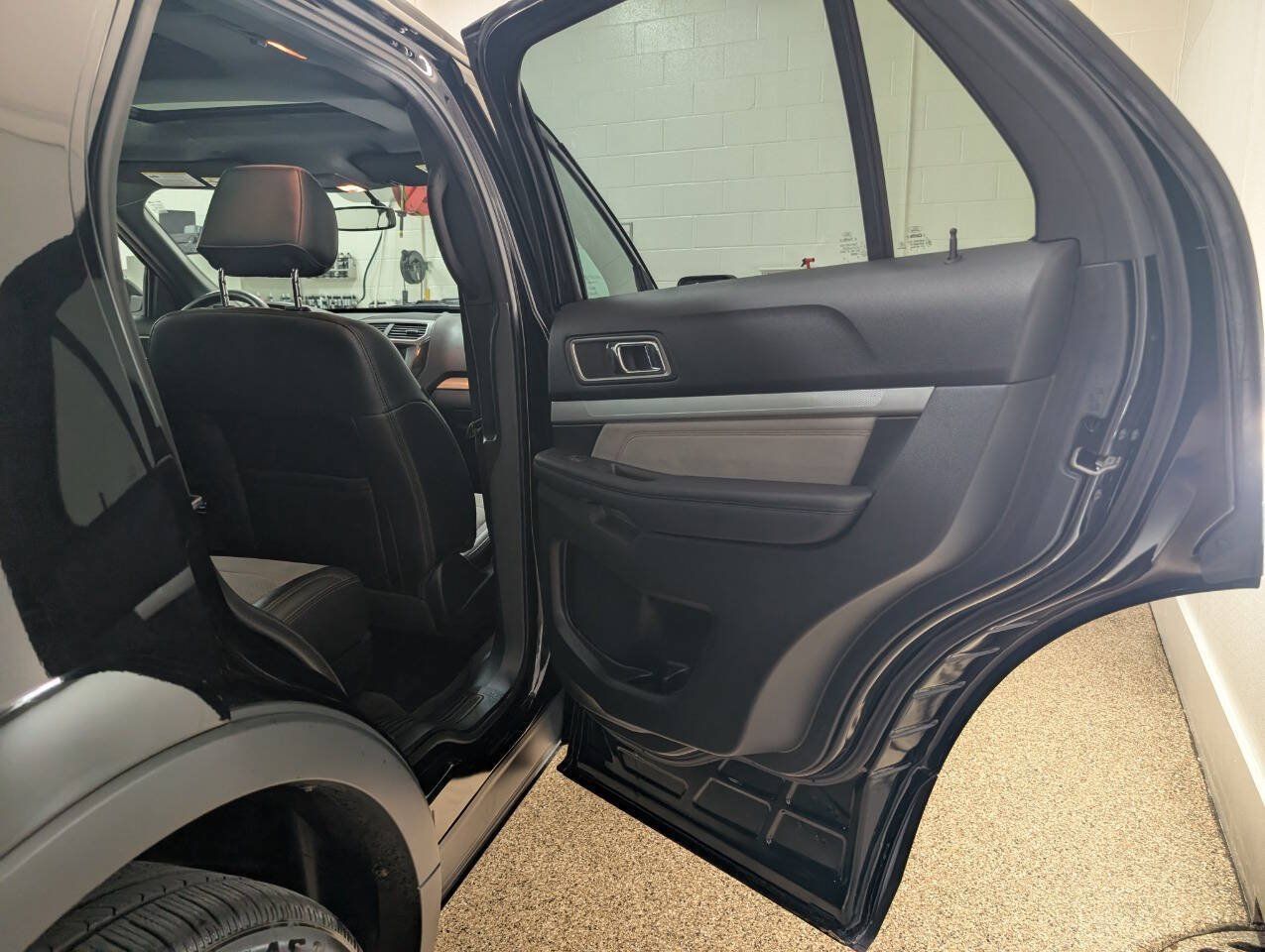 Used 2017 Ford Explorer XLT w/ XLT Technology Feature Bundle AWD/4WD image 19