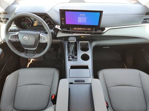 Certified 2026 Toyota Sienna XLE FWD image 18