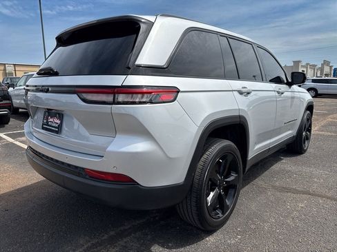 Used 2023 Jeep Grand Cherokee Altitude RWD image 4