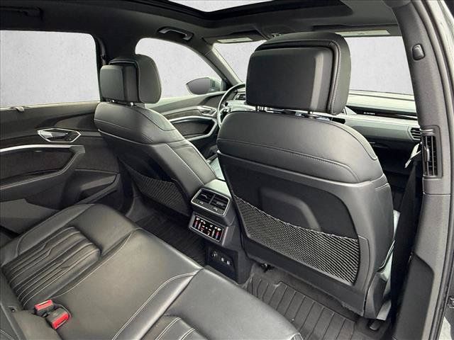 Used 2019 Audi e-tron Prestige w/ Prestige Package AWD/4WD image 23