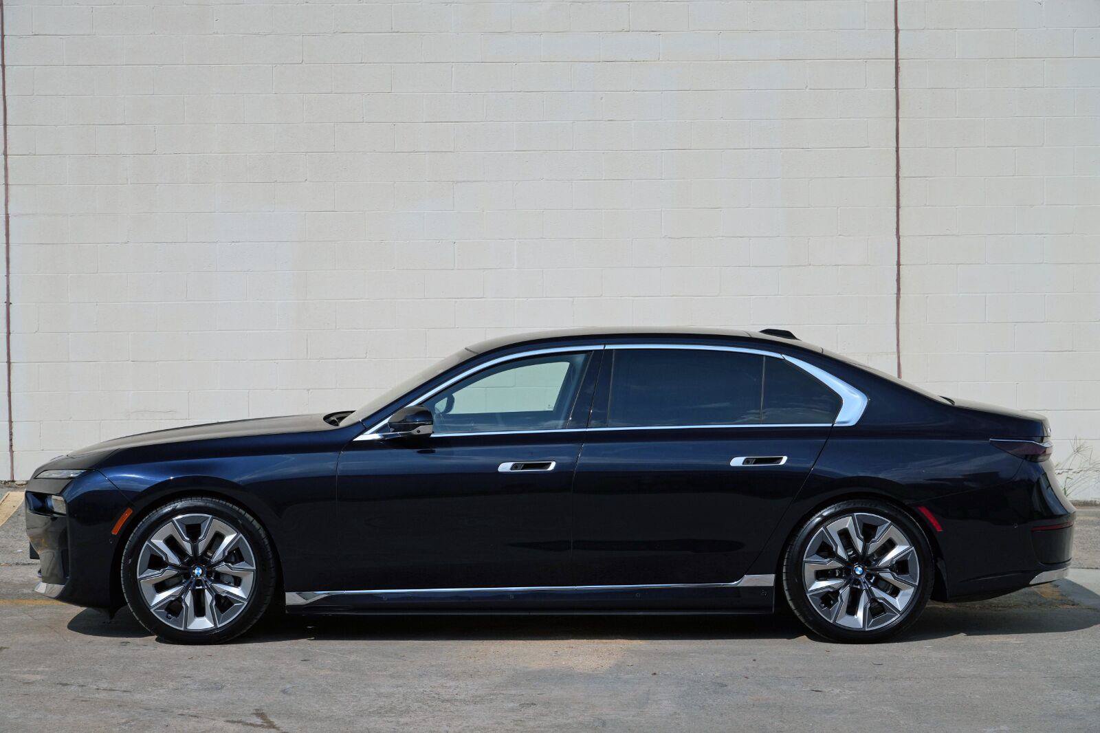 Used 2023 BMW i7 xDrive60 w/ Executive Package 2 AWD/4WD image 60