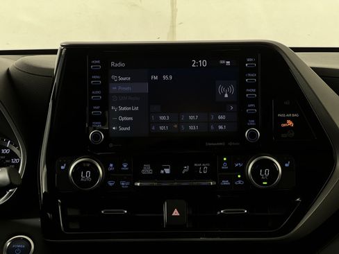 Used 2021 Toyota Highlander XLE AWD/4WD image 18