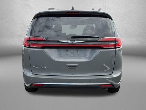 Used 2025 Chrysler Pacifica Select FWD image 3
