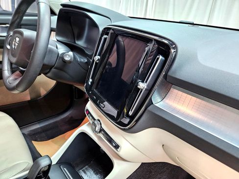 Used 2022 Volvo XC40 T5 Momentum image 19
