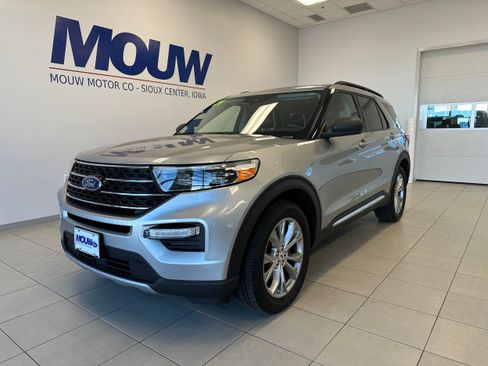 Used 2020 Ford Explorer XLT w/ Equipment Group 202A AWD/4WD image 2