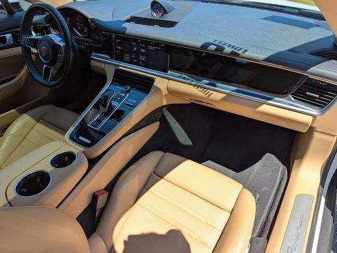 Used 2018 Porsche Panamera RWD image 31