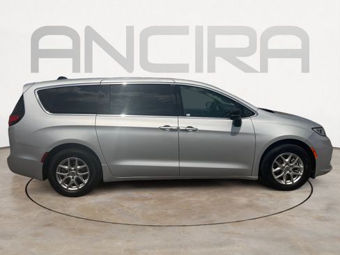 Used 2024 Chrysler Pacifica Touring-L FWD image 12