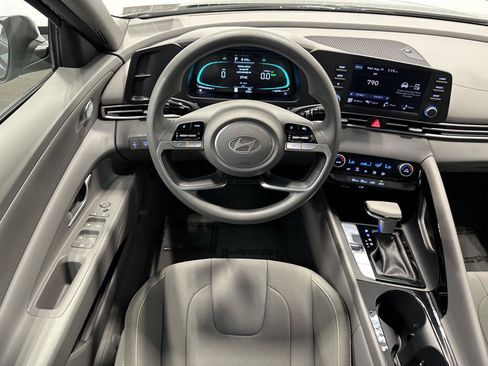 Certified 2025 Hyundai Elantra Hybrid FWD image 19