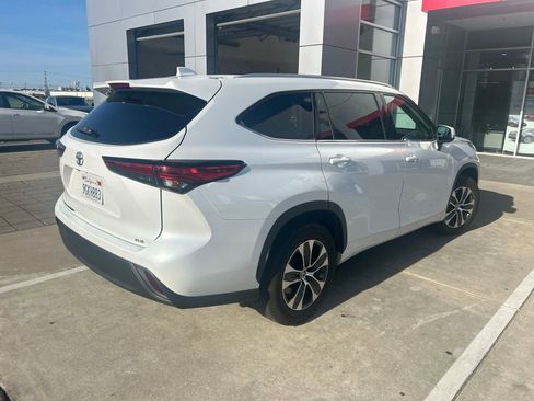 Used 2022 Toyota Highlander XLE FWD image 4