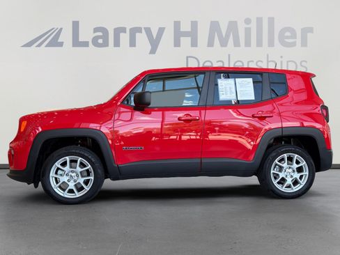 Used 2023 Jeep Renegade Latitude AWD/4WD image 2