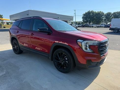 Used 2024 GMC Terrain SLE w/ Driver Convenience Package FWD image 3