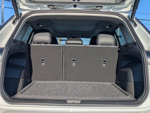 New 2025 Volkswagen Tiguan SE image 13