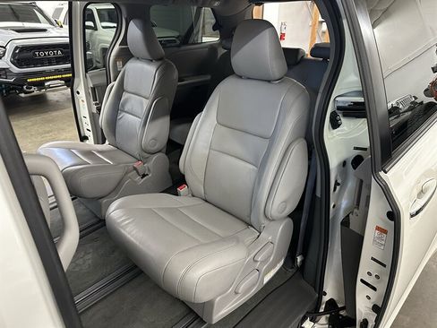 Used 2015 Toyota Sienna XLE AWD/4WD image 39