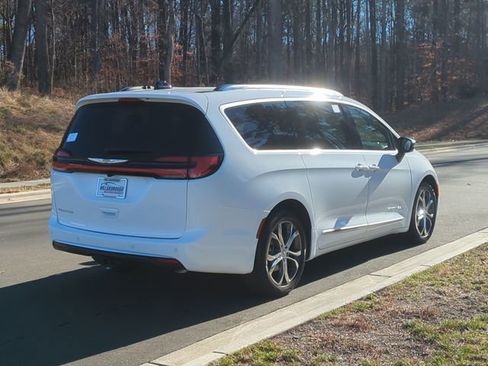 New 2026 Chrysler Pacifica Pinnacle w/ Trailer Tow Group FWD image 13