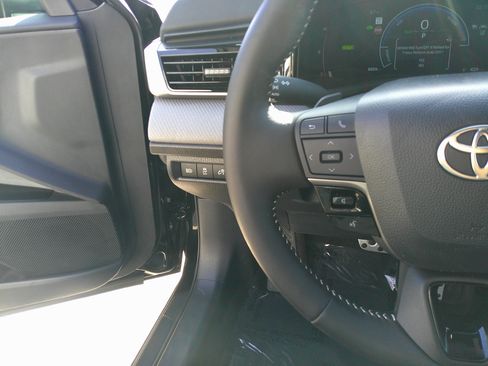 Used 2025 Toyota Camry SE image 24