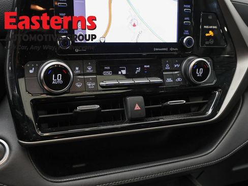 Used 2021 Toyota Highlander XLE AWD/4WD image 20