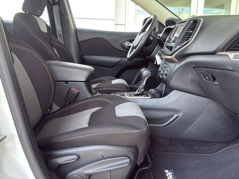 Used 2016 Jeep Cherokee Sport image 30