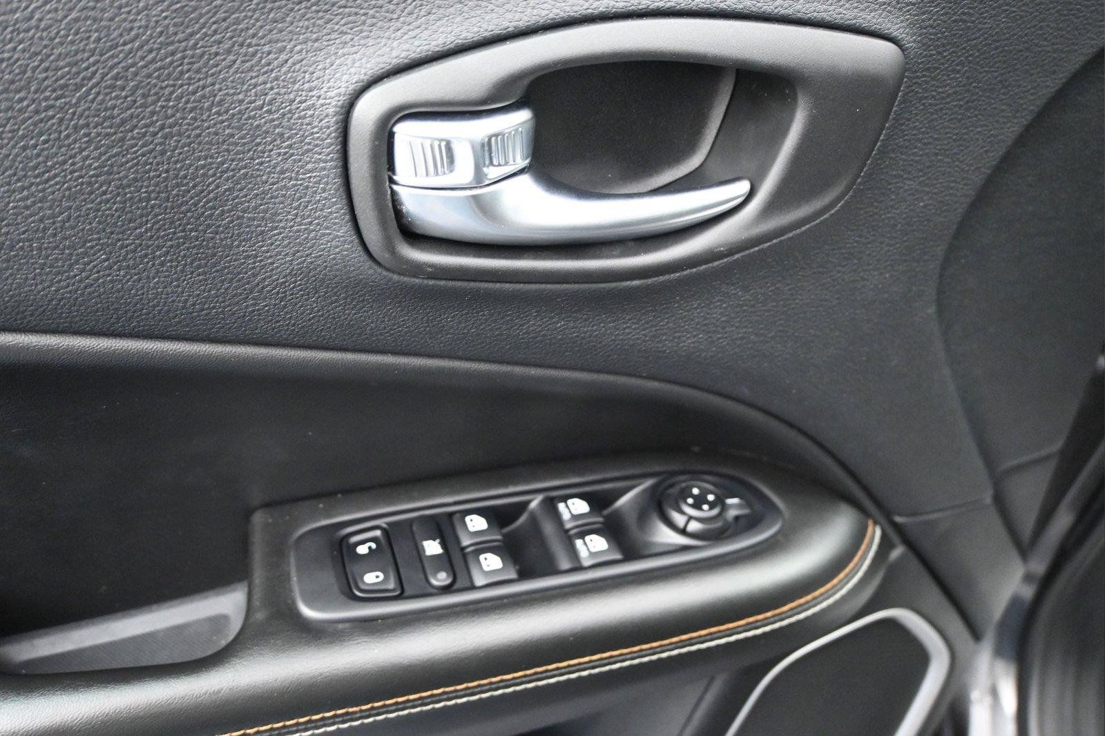 Used 2019 Jeep Compass Latitude w/ Cold Weather Group AWD/4WD image 9