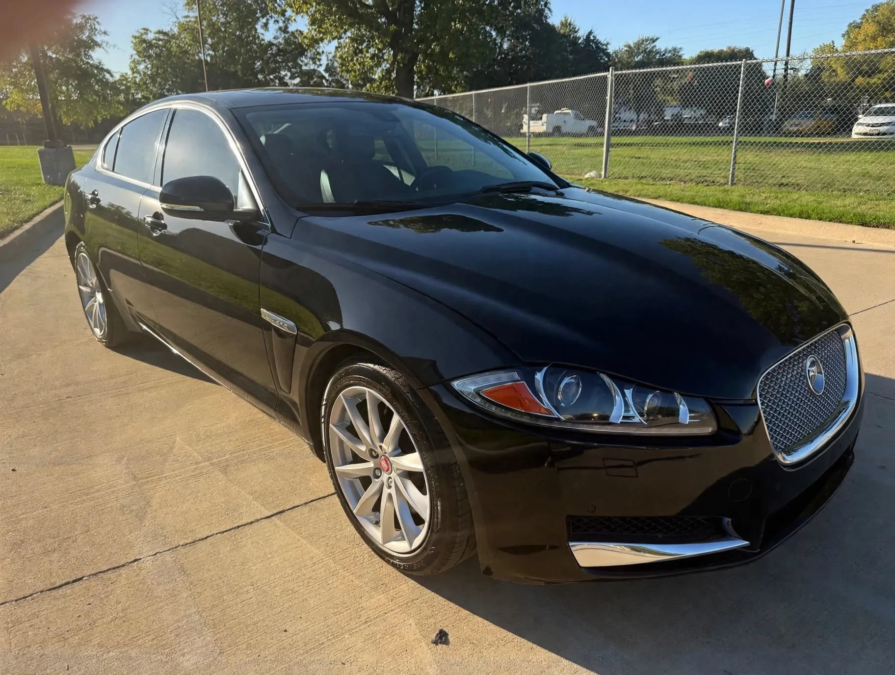 Used 2014 Jaguar XF RWD image 4