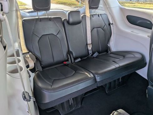 Used 2024 Chrysler Pacifica Touring-L image 27