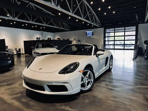 Used 2018 Porsche 718 Boxster RWD image 2