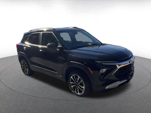 Used 2025 Chevrolet TrailBlazer LT image 2