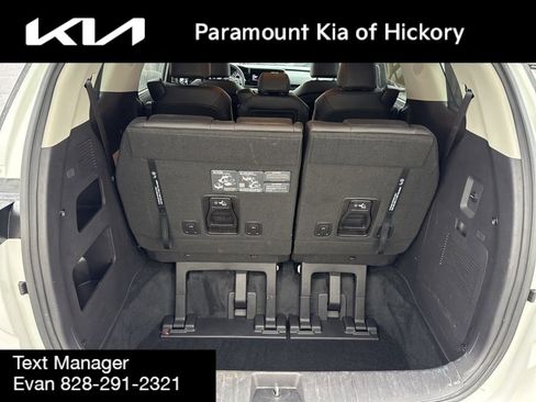 Used 2024 Kia Carnival EX image 11