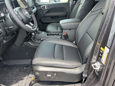 New 2025 Jeep Gladiator Sport image 4