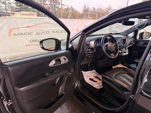 Used 2020 Chrysler Pacifica Limited w/ Advanced Safetytec Group image 14