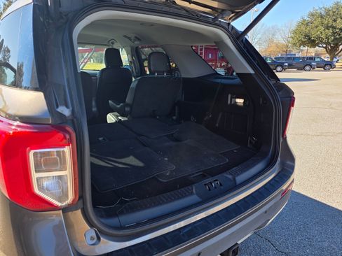 Used 2021 Ford Explorer XLT w/ Equipment Group 202A image 15