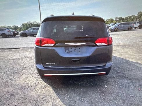 Used 2018 Chrysler Pacifica Touring-L FWD image 22