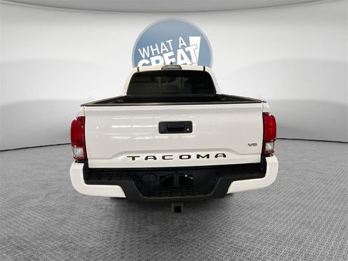 Used 2018 Toyota Tacoma TRD Sport image 5