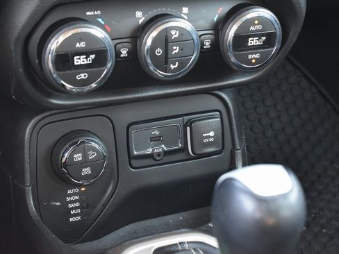 Used 2017 Jeep Renegade Trailhawk image 13