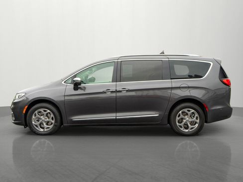Used 2021 Chrysler Pacifica Limited w/ Premium & Safety Sphere Group AWD/4WD image 4