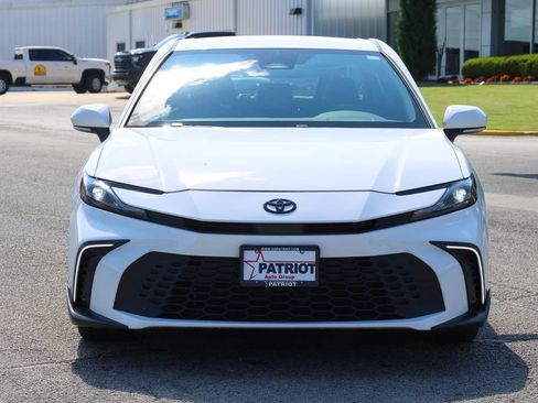 Used 2025 Toyota Camry SE w/ Convenience Package FWD image 2
