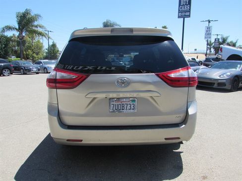 Used 2017 Toyota Sienna LE FWD image 6