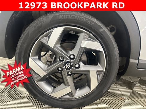 Used 2021 Hyundai Venue SEL image 25