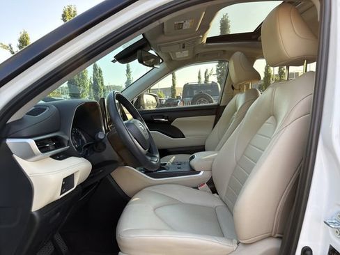 Used 2024 Toyota Highlander XLE FWD image 11