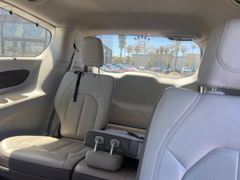 Used 2018 Chrysler Pacifica Touring-L w/ Tire & Wheel Group FWD image 11