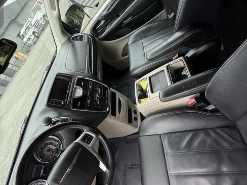 Used 2014 Chrysler Town & Country Touring image 15